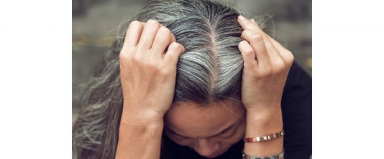 Tanpa cat rambut, ini cara mengembalikan warna hitam di rambut beruban dengan 1 jenis bahan dapur