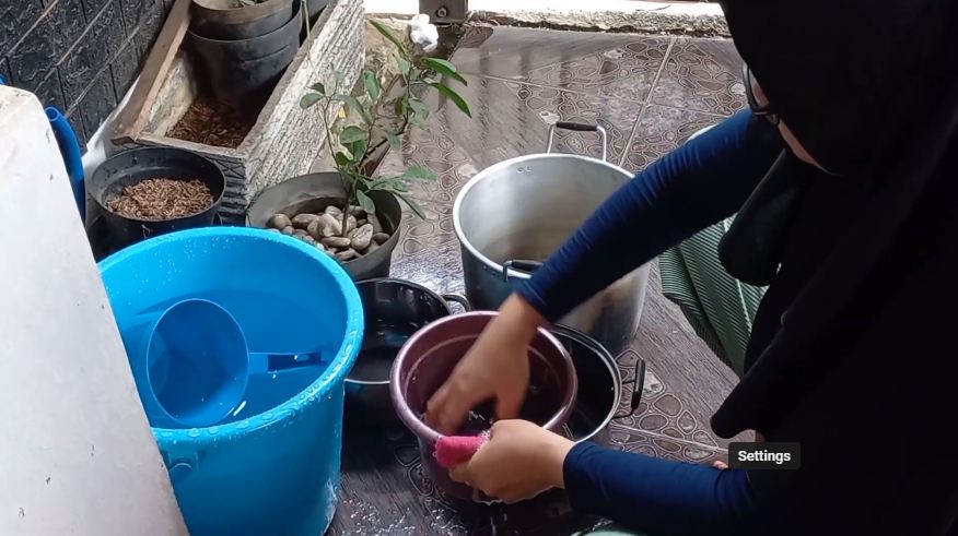 Cara membersihkan kerak gosong di permukaan luar panci, praktis hanya pakai 2 bahan sederhana