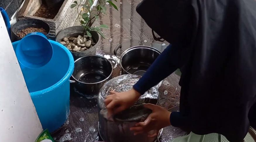 Cara membersihkan kerak gosong di permukaan luar panci, praktis hanya pakai 2 bahan sederhana
