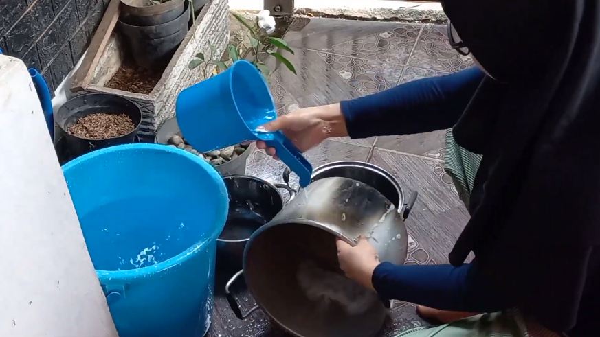 Cara membersihkan kerak gosong di permukaan luar panci, praktis hanya pakai 2 bahan sederhana