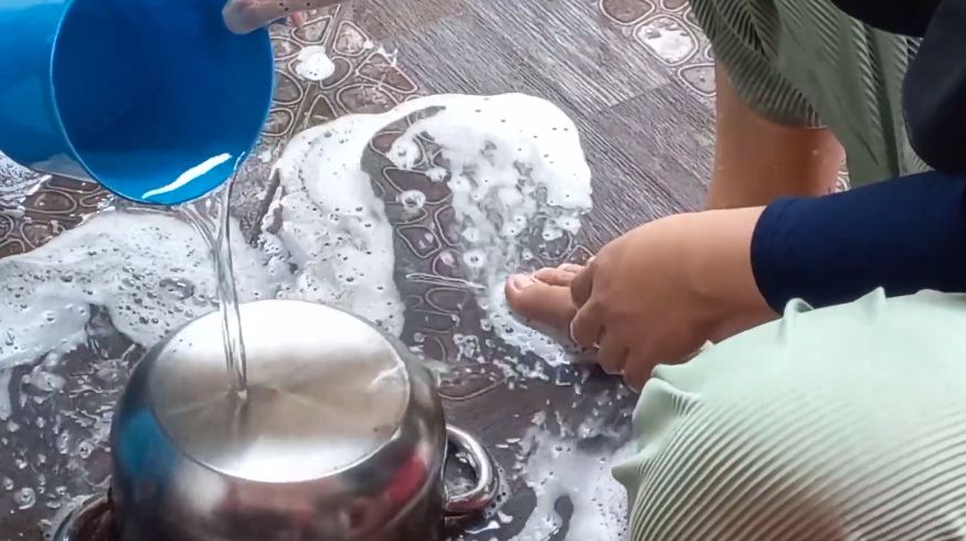 Cara membersihkan kerak gosong di permukaan luar panci, praktis hanya pakai 2 bahan sederhana