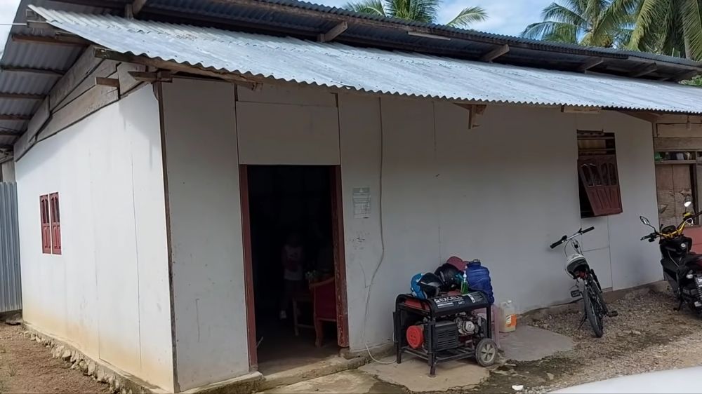 Dari luar berdindingkan triplek, 8 potret rumah beratap seng ini punya kamar bak hotel bintang lima