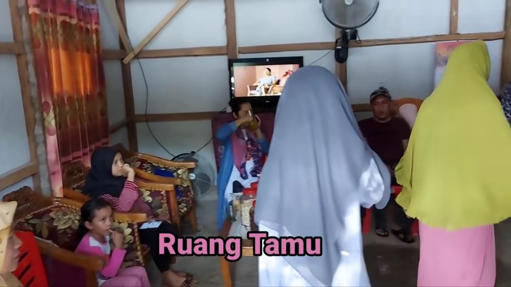 Dari luar berdindingkan triplek, 8 potret rumah beratap seng ini punya kamar bak hotel bintang lima