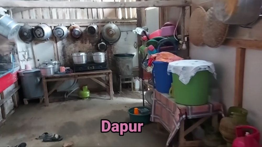 Dari luar berdindingkan triplek, 8 potret rumah beratap seng ini punya kamar bak hotel bintang lima