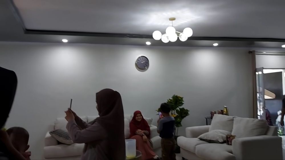 Dari luar berdindingkan triplek, 8 potret rumah beratap seng ini punya kamar bak hotel bintang lima