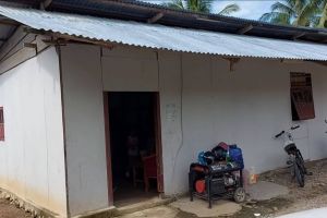 Dari luar berdindingkan triplek, 8 potret rumah beratap seng ini punya kamar bak hotel bintang lima