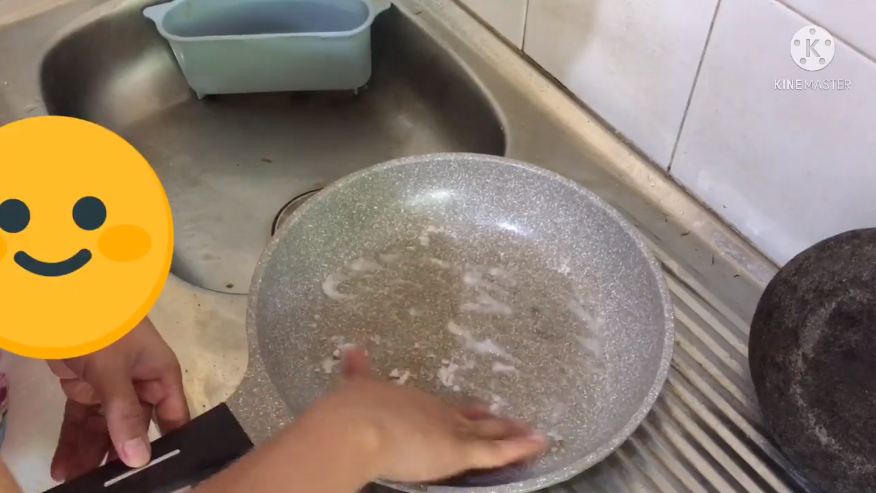 Bukan dicuci pakai sabun, ini cara praktis bersihkan noda gosong di teflon pakai 2 bahan dapur