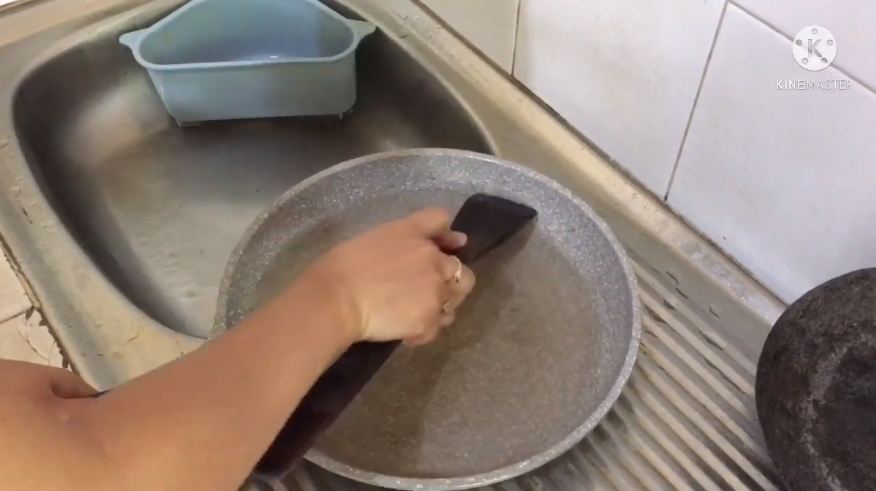 Bukan dicuci pakai sabun, ini cara praktis bersihkan noda gosong di teflon pakai 2 bahan dapur