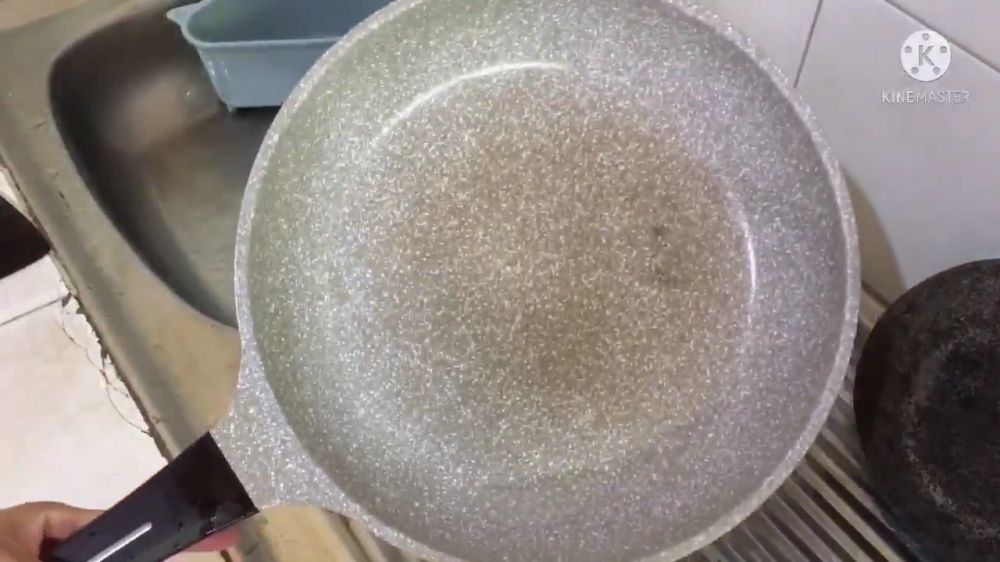 Bukan dicuci pakai sabun, ini cara praktis bersihkan noda gosong di teflon pakai 2 bahan dapur
