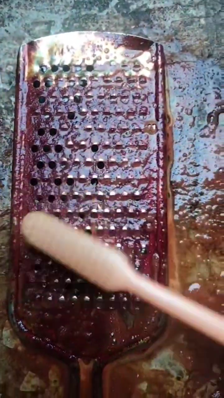 Jangan langsung beli baru, ini cara jitu melunturkan kerak kunyit di parutan agar bersih dan kinclong