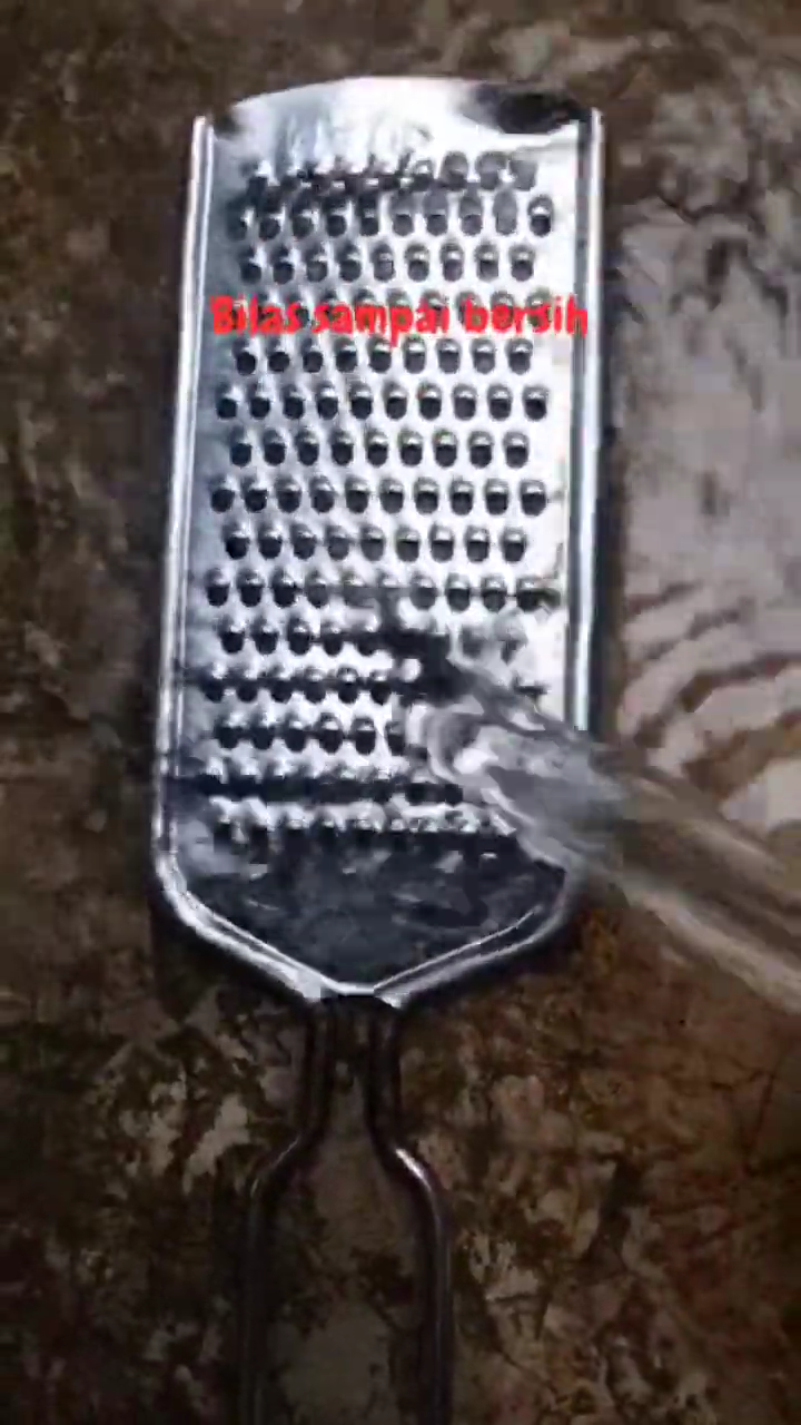 Jangan langsung beli baru, ini cara jitu melunturkan kerak kunyit di parutan agar bersih dan kinclong