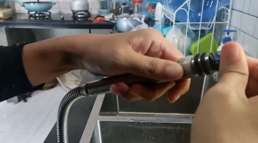 Tak perlu diganti yang baru, ini cara mudah mengatasi keran wastafel cuci piring yang mampet