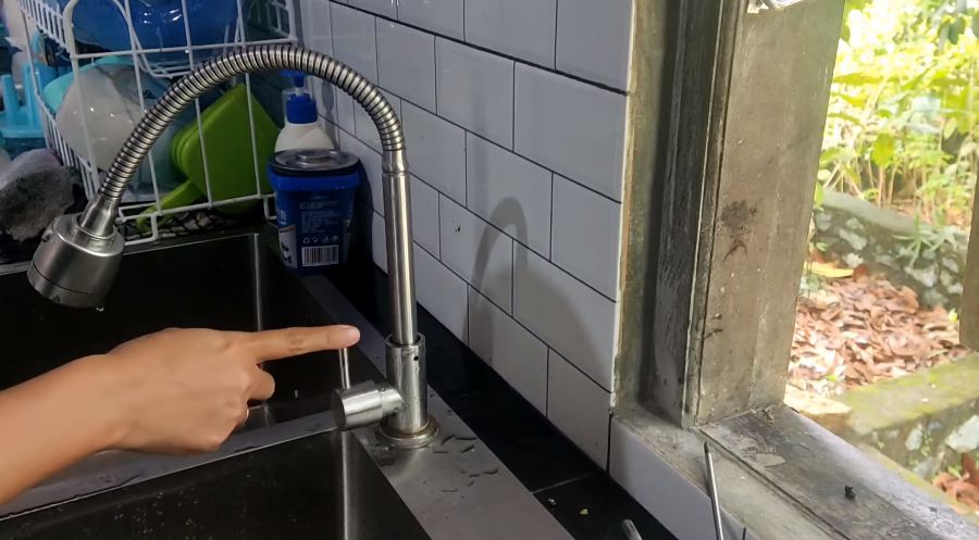 Tak perlu diganti yang baru, ini cara mudah mengatasi keran wastafel cuci piring yang mampet