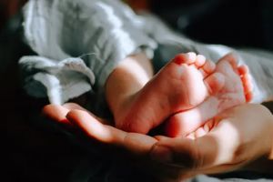 Orang tua ini terpaksa relakan bayinya yang baru lahir dibekukan, kisah di baliknya bikin miris 