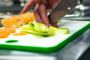 Cara memilih dan merawat talenan plastik yang aman untuk memasak