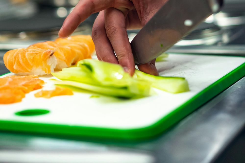 5 Cara membersihkan talenan plastik kotor dan jamuran dengan bahan alami, sabun saja tak cukup