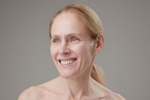 Bubuk kopi campur 2 jenis buah efektif kencangkan area garis senyum, wajah auto muda dalam 5 hari