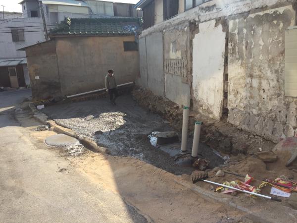 Dibangun di atas lahan yang sempit, 11 potret rumah desain super ramping ini dalamnya bikin melongo