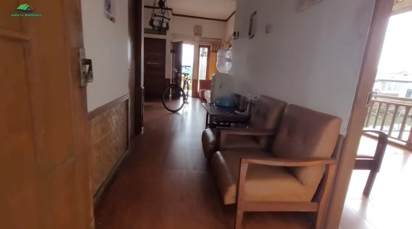 Luarnya mirip bilik di tengah empang, 9 potret rumah panggung antisombong bikin serasa tinggal di vila