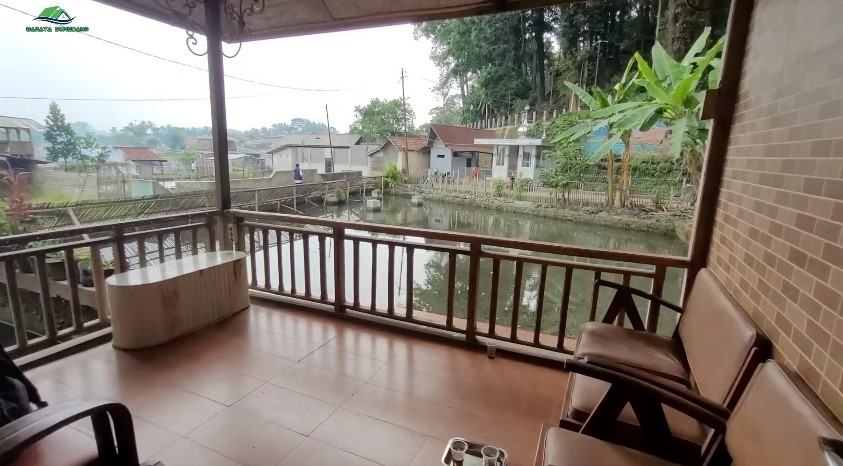 Luarnya mirip bilik di tengah empang, 9 potret rumah panggung antisombong bikin serasa tinggal di vila