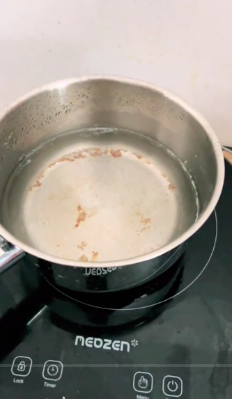 Tak pakai baking soda, ini trik cepat bersihkan kerak gosong bagian dalam panci pakai 1 bahan dapur