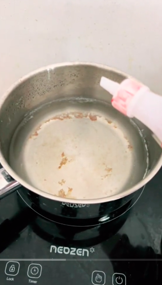 Tak pakai baking soda, ini trik cepat bersihkan kerak gosong bagian dalam panci pakai 1 bahan dapur