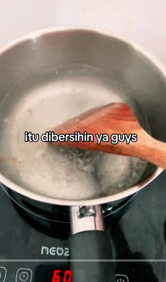 Tak pakai baking soda, ini trik cepat bersihkan kerak gosong bagian dalam panci pakai 1 bahan dapur