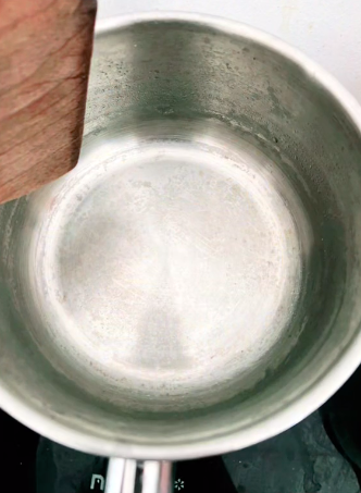 Tak pakai baking soda, ini trik cepat bersihkan kerak gosong bagian dalam panci pakai 1 bahan dapur