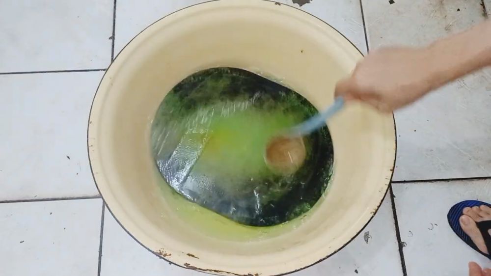 Cara cuci talenan plastik dekil agar bersih lagi meski tanpa baking soda, pakai 1 bahan dapur