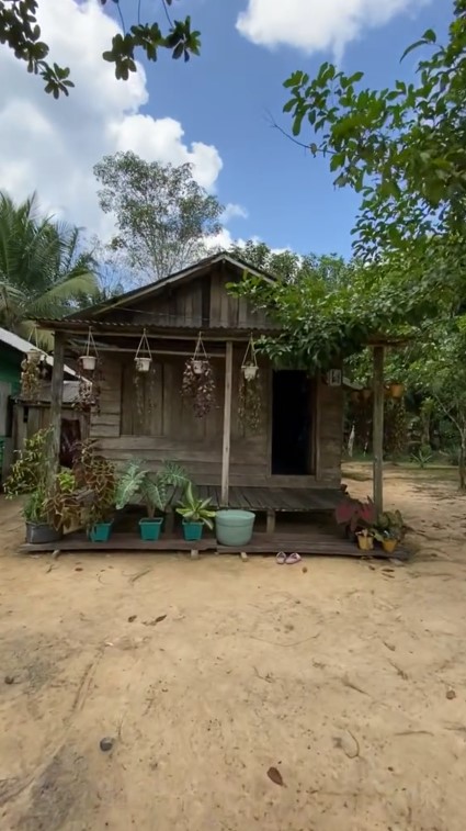 Dari luar mirip gubuk usang di tengah hutan, 9 potret rumah kayu ini meski colorful sedap dipandang