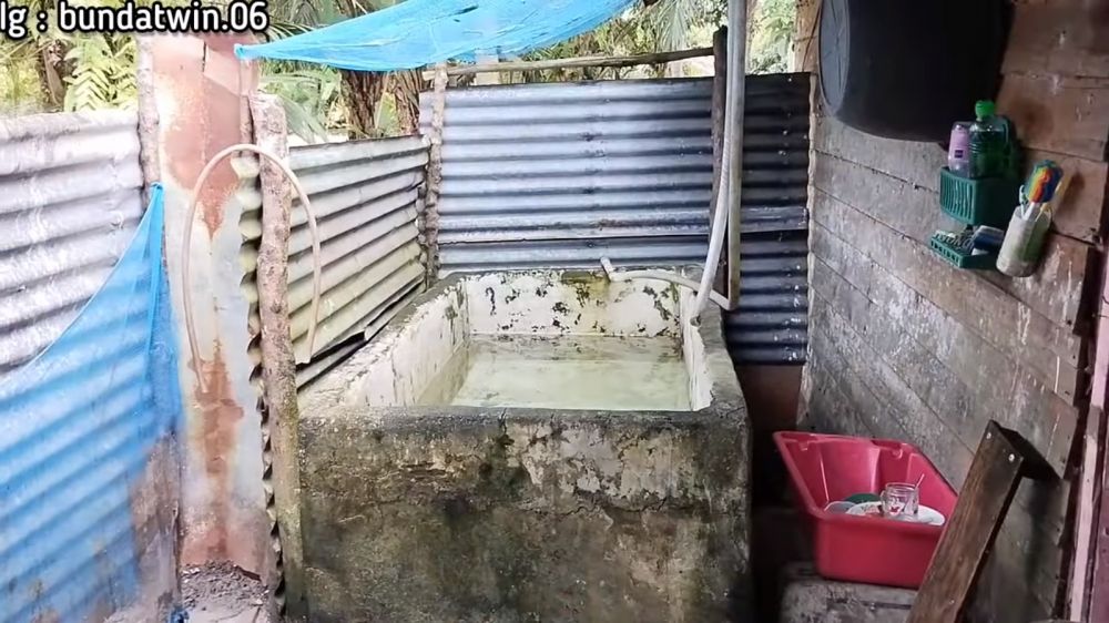 Luarnya biasa tapi sejuk, 9 potret rumah papan ini punya kamar mandi semi out door bikin gagal fokus