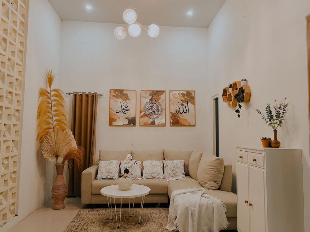 Alih fungsikan teras jadi ruang tamu estetik, 11 potret rumah subsidi ini dalamnya ciamik abis