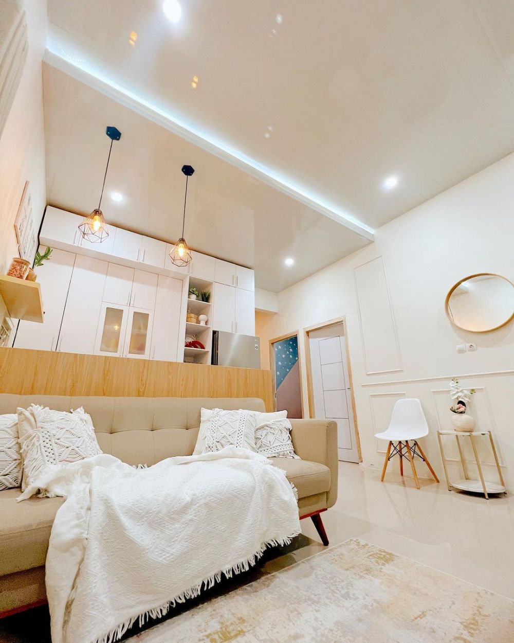 Alih fungsikan teras jadi ruang tamu estetik, 11 potret rumah subsidi ini dalamnya ciamik abis