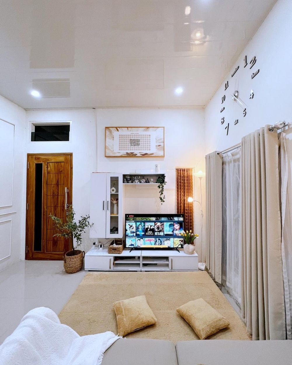 Alih fungsikan teras jadi ruang tamu estetik, 11 potret rumah subsidi ini dalamnya ciamik abis