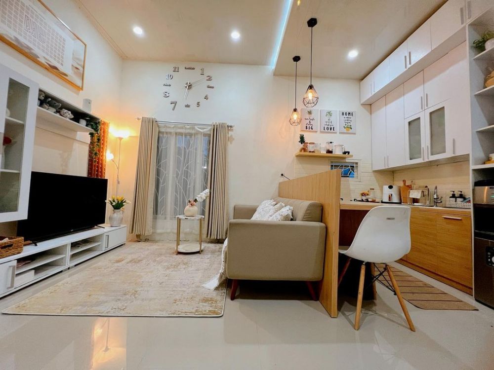 Alih fungsikan teras jadi ruang tamu estetik, 11 potret rumah subsidi ini dalamnya ciamik abis