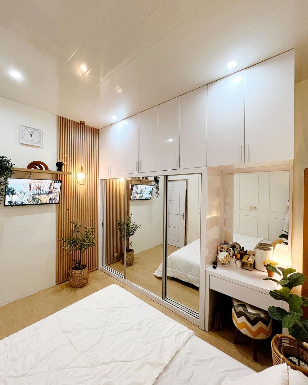 Alih fungsikan teras jadi ruang tamu estetik, 11 potret rumah subsidi ini dalamnya ciamik abis