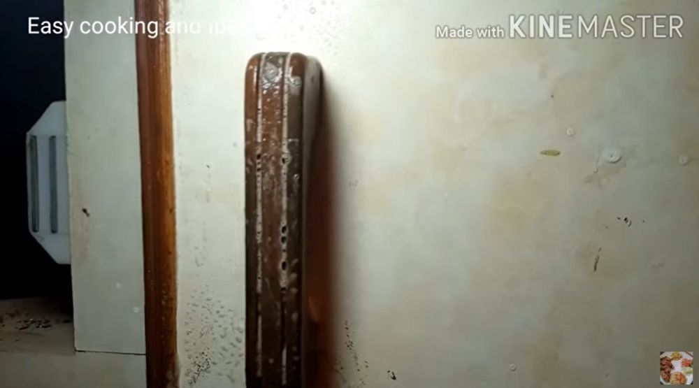 Sabun cuci piring saja tak cukup, ini trik ampuh bersihkan noda minyak di lemari dapur berbahan kayu