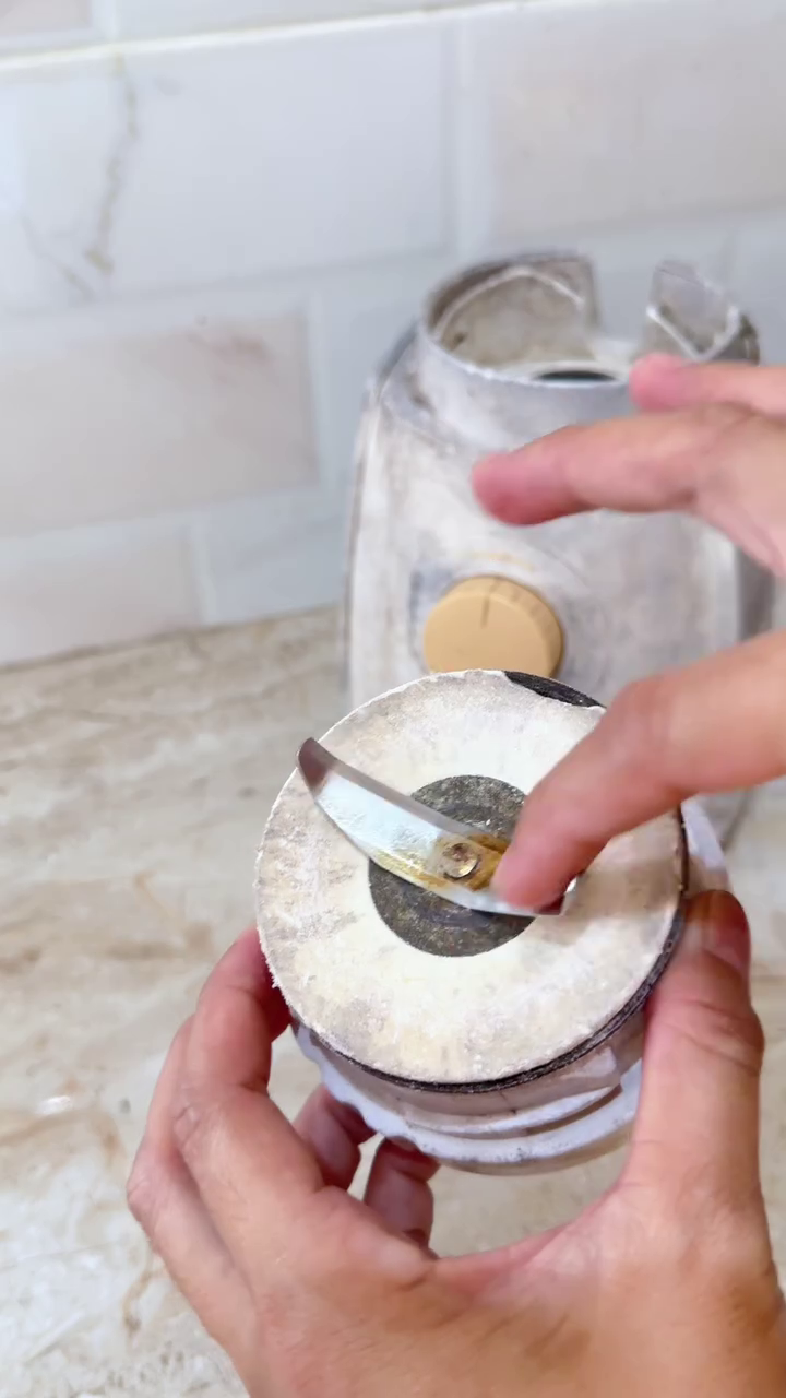 Trik mengasah pisau blender jadul ini ampuh bikin tajam lagi seperti baru cuma pakai 1 ampas dapur