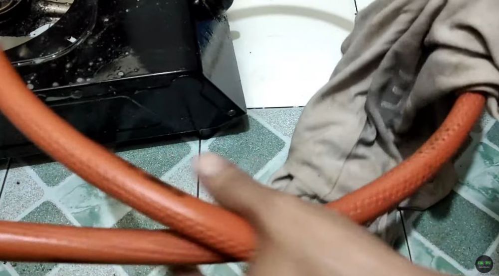 Cara bersihkan selang dan regulator tabung gas yang dekil, hempas dalam waktu 3 menit tanpa sitrun