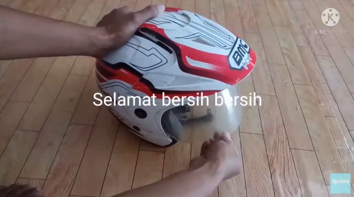 Cara bersihkan kaca helm buram jadi kinclong lagi pakai 1 bahan dapur, tanpa digosok pasta gigi