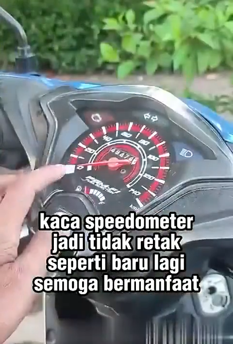 Cara hilangkan noda retak di kaca speedometer motor pakai tambahan 1 bahan dapur, bukan digosok oli