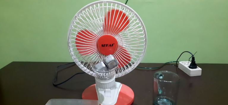 Cuma pakai 1 sampah dapur, begini cara bapak-bapak bikin kipas angin jadi sedingin AC