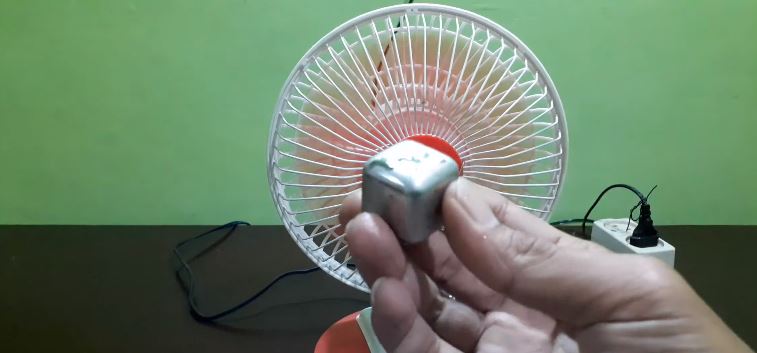Cuma pakai 1 sampah dapur, begini cara bapak-bapak bikin kipas angin jadi sedingin AC