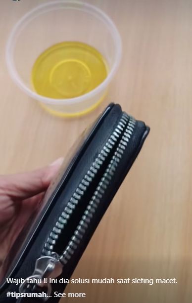 Cara memperbaiki resleting dompet macet pakai 1 bahan dapur, tanpa digosok lilin