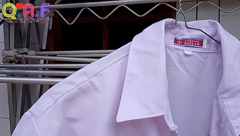 Cara emak muda ini hilangkan noda hitam di kerah baju ini cukup pakai 1 bahan dapur, tanpa pemutih