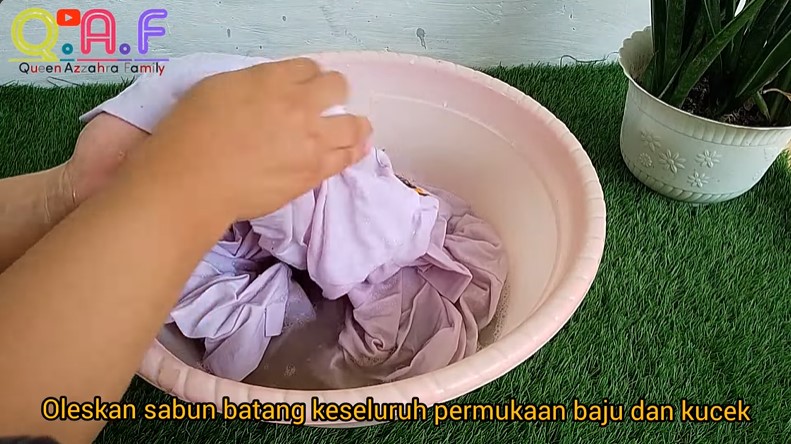 Cara emak muda ini hilangkan noda hitam di kerah baju ini cukup pakai 1 bahan dapur, tanpa pemutih