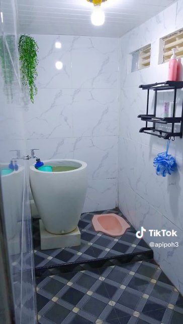 Awalnya semen tanpa keramik, perubahan kamar mandi jadul jadi glow up ini hasilnya susah dipercaya