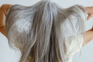 Tak cuma pakai teh, begini cara mengembalikan warna hitam rambut uban dengan tambahan 1 minyak alami