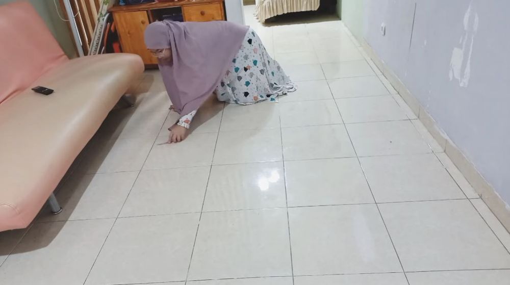 Cara mudah mengepel lantai berminyak dan lengket pakai 2 bahan dapur, auto kinclong dan kesat