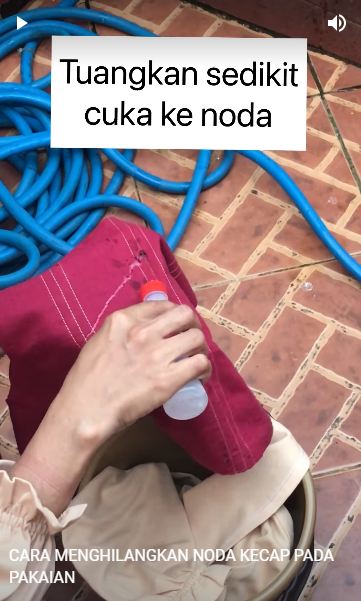 Cara cepat hilangkan noda kecap di baju pakai 1 bahan dapur, pakaian tak rusak dan warna tak pudar